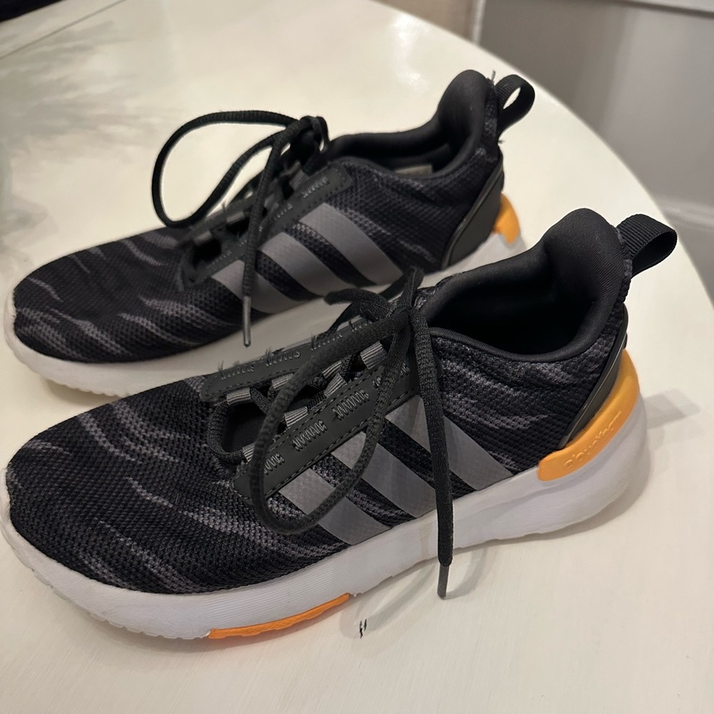 Adidas youth TR21 unisex tennis shoe size 3